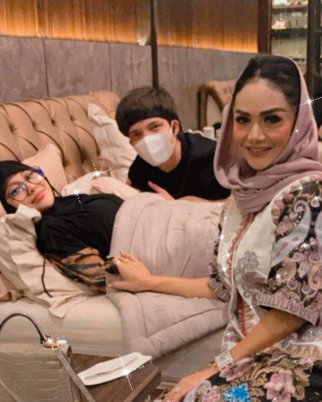 Krisdayanti bertemu Atta Halilintar dan Aurel Hermansyah. Foto: Instagram @krisdayantilemos.