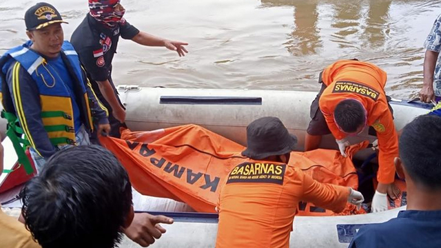TIM SAR Gabungan Kabupaten 50 Kota dan Pekanbaru berhasil menemukan tiga pemudik yang hanyut terbawa arus sungai usai nekat mudik melalui jalur sungai. 