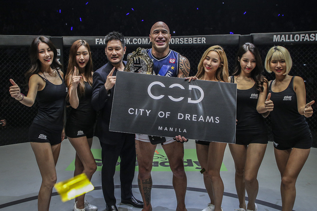 Atlet Filipina Brandon Vera menyandang sabuk Juara Dunia ONE Heavyweight. Foto: ONE Championship.