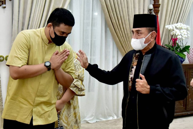 Wali Kota Medan Bobby Nasution berbincang dengan Gubernur Sumatera Utara Edy Rahmayadi di suasana Lebaran 2021. Foto: IG @edy_rahmayadi