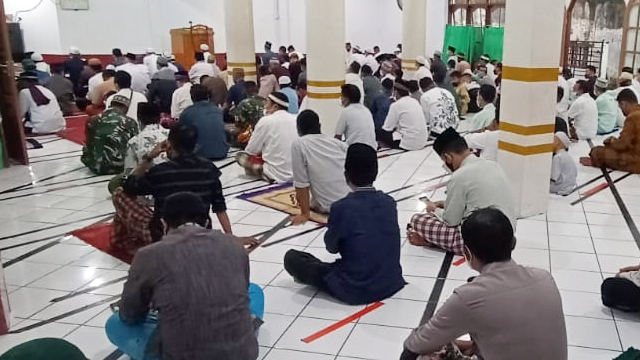 Jamaah menjaga jarak saat mengikuti Salat Idul Fitri 1442 Hijriah di Kabupaten Sitaro