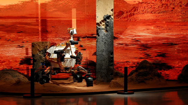 Pameran yang menggambarkan penjelajah di Mars, di Beijing. Foto: Ng Han Guan/AP Photo