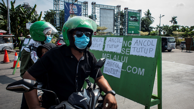 Sejumlah warga yang akan berwisata tertahan di kawasan pintu masuk Ancol Taman Impian, Jakarta, Sabtu (15/5/2021). Foto: Aprilio Akbar/ANTARA FOTO