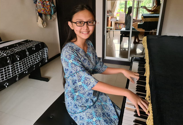 Naomi Olivia Susanto (12), pianis asal Surabaya yang tampil dalam konser virtual 'Festival Indonesiana 2021' dengan membawakan lagu daerah 'Gundul-gundul Pacul'. Foto: Istimewa