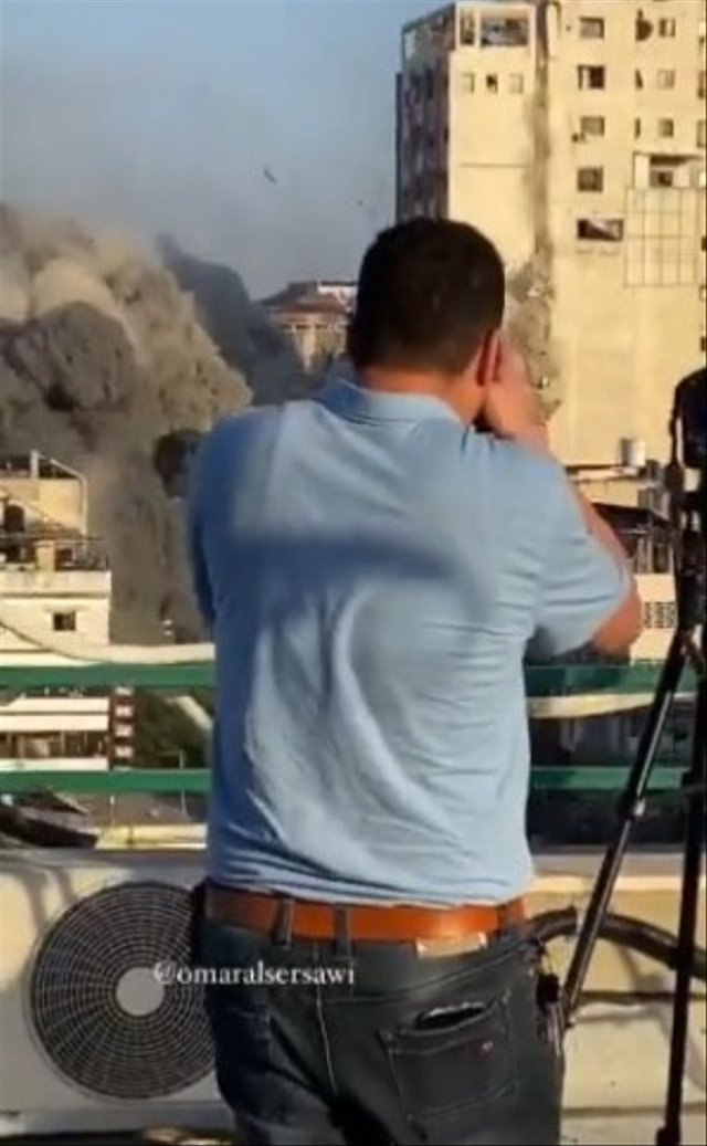 Viral seorang juru kamera di Gaza, Palestina, tetap merekam momen saat bom roket Israel menghancurkan gedung bertingkat. (Foto: Twitter/@aflchambers)