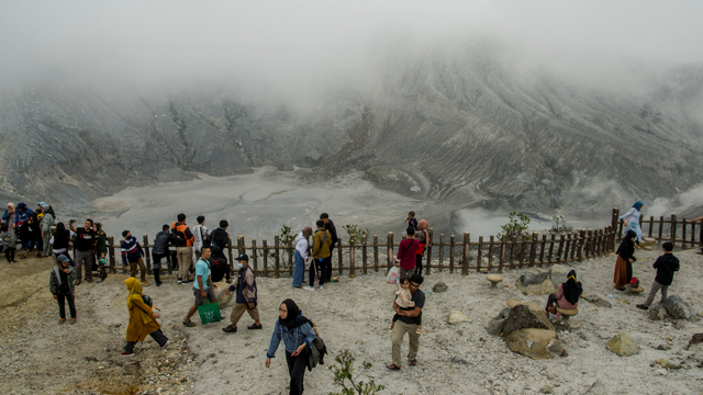 Warga berwisata di area Kawah Ratu Taman Wisata Alam Gunung Tangkuban Parahu, Subang, Jawa Barat, Sabtu (15/5/2021). Foto: Novrian Arbi/ANTARA FOTO