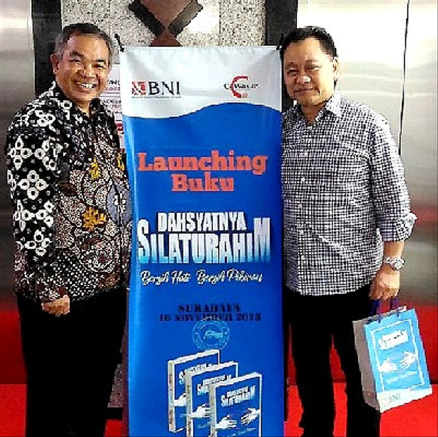 Hadiah Anggrek Putih untuk Ulang Tahun ke-61 Ventje Suardana (86453)