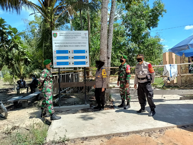 Petugas TNI dari Koramil 1014-01 Arut Selatan dan Polri saat melakukan patroli di salah satu tempat wisata di Kotawaringin Barat.