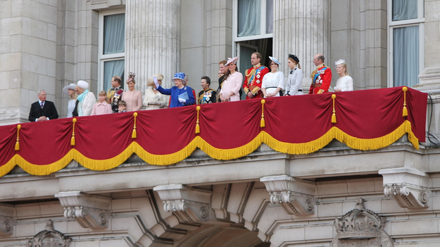 Anggota keluaraga Kerajaan Inggris berdiri di sebuah balkon Buckingham Palace pada 2013 | Wikimedia Commons/Carfax2 (CC)