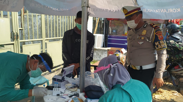 Polres Cirebon Kota bersama Satgas COVID-19 kota Cirebon, Jawa Barat, melaksanakan tes antigen massal terhadap pemudik. (Anastasya)
