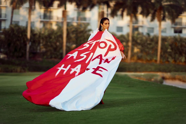 Potret Miss Universe Singapura 2020 Pakai Jubah Bertuliskan 'Stop Asian Hate'. Foto: dok. Instagram