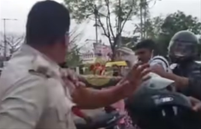 Momen seorang polantas di India tilang polisi yang tak pakai helm saat berkendara hingga berujung baku hantam. (Foto: YouTube/The Followup)