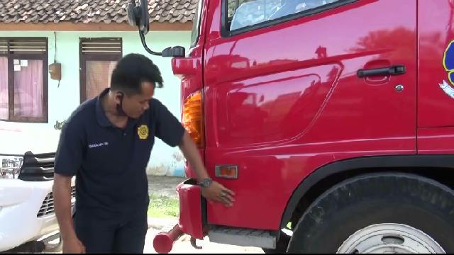 Pengemudi mobil pemadam kebakaran yang menunjukkan mobil yang digunakan saat bertugas. Foto: Erfanto/Tugu Jogja