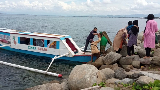 Warga Polewali Mandar menggunakan jasa taksi perahu untuk menyeberang ke pulau. Foto: Dok. Anto
