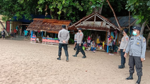 Anggota Polsek Banggai saat berpatroli di Pantai Bontolan, Kecamatan Banggai, Kabupaten Banggai Laut, Sulteng, Sabtu 15 Mei 2021. Foto: Istimewa