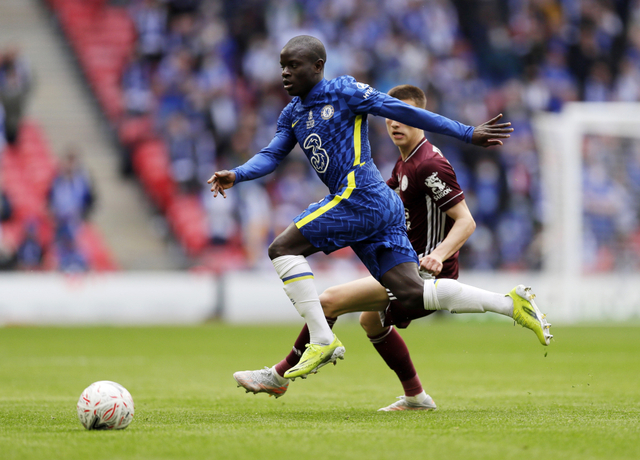 Pemain Chelsea, N'Golo Kante berduel dengan dengan Luke Thomas Pool dari Leicester City. Foto: REUTERS / Kirsty Wigglesworth