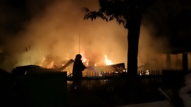 Petugas saat berupaya memadamkan api kebakaran kios pasar ayam di Jalan Jaksa Agung Suprapto, turut Kelurahan Karangpacar, Kecamatan Bojonegoro Kota. Minggu (16/05/2021). (foto: istimewa)