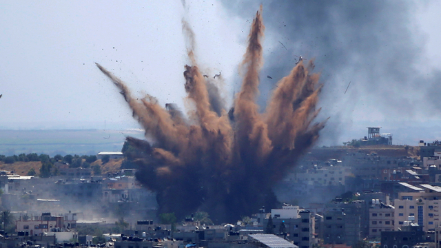 Asap membubung setelah serangan rudal Israel di Kota Gaza, Kamis (13/5). Foto: Hatem Moussa/AP Photo