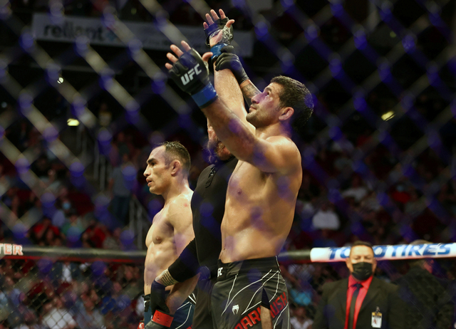 Pertandingan UFC 262 antara Beneil Dariush vs Tony Ferguson di Toyota Center. Foto: Troy Taormina-USA TODAY Sports/Reuters
