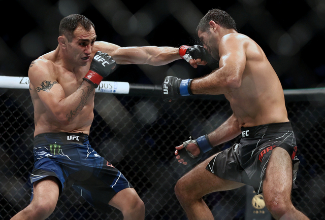 Pertandingan UFC 262 antara Beneil Dariush vs Tony Ferguson di Toyota Center. Foto: Troy Taormina-USA TODAY Sports/Reuters