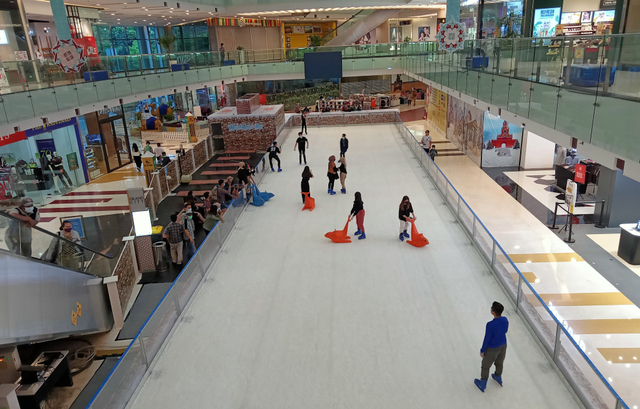 Wahana ice skating di Grand City Mall Surabaya. Foto-foto: Masruroh/Basra
