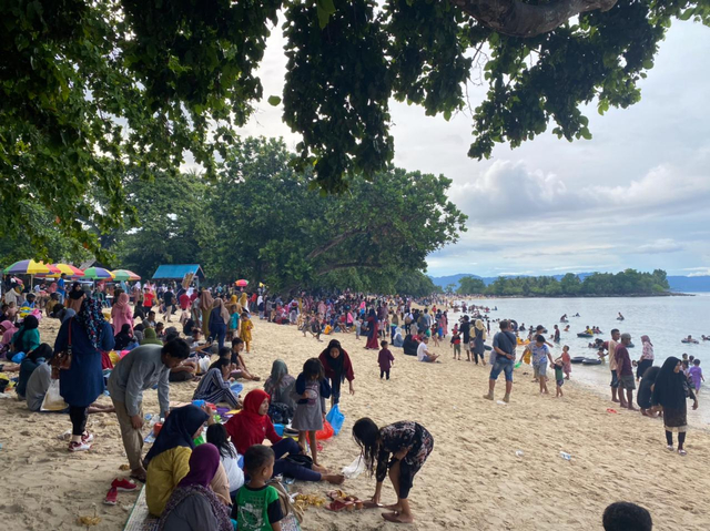 Wisatawan membanjiri Pantai Luari di Halmahera Utara. Foto: Samsul Hi Laijou/cermat