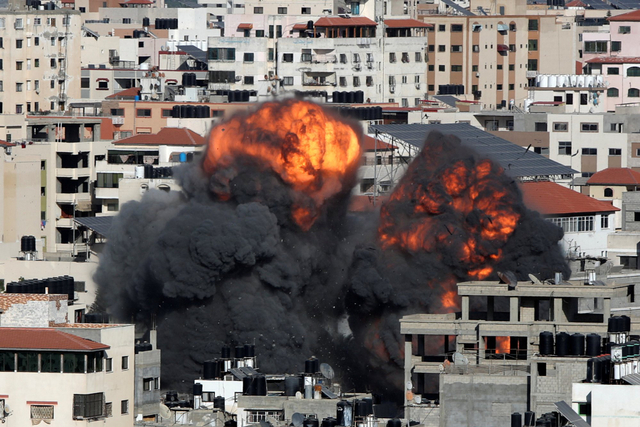 Serangan rudal Israel di Kota Gaza Foto: REUTERS/Suhaib Salem