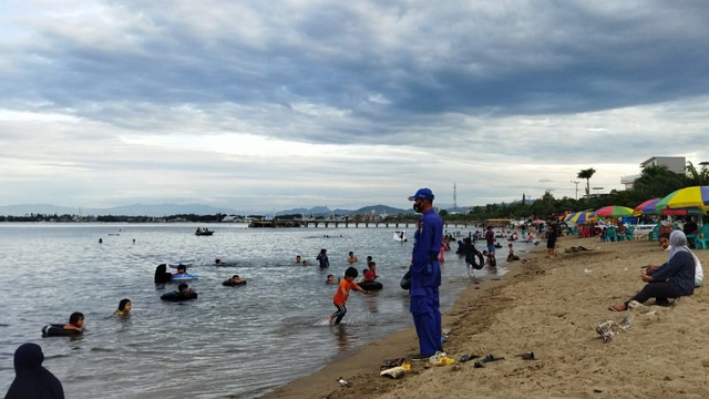 Personel Polairud Polres Polewali Mandar berjaga di kawasan wisata Pantai Bahari. Foto: Dok. Istimewa