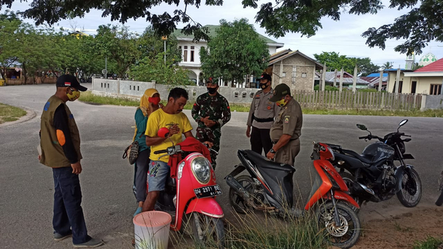 Tim gabungan dari TNI, Polri dan Satpol PP Kabupaten Pulau Taliabu melaksanakan razia masker untuk pengendara. Foto: Rusmin Umagapi/JMG