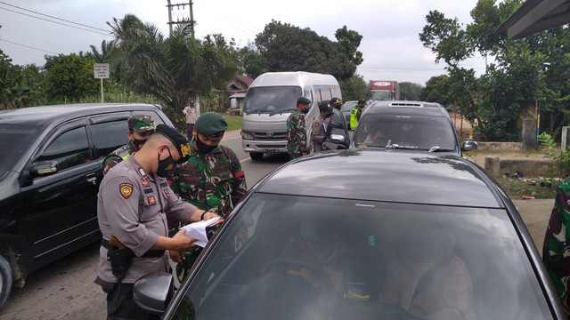 Pemeriksaaan surat bebas dari COVID-19 di pos penyekatan sekitar perbatasan Jambi - Sumatera Selatan. (Foto: Jambikita.id)