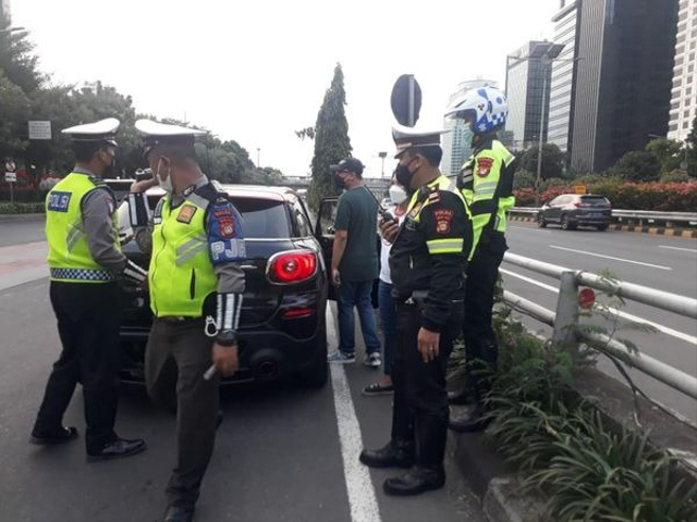 Pengamat: Pengendara MINI Nekat Masuk Iringan Mobil RI 2, Bisa Ditembak (293505)