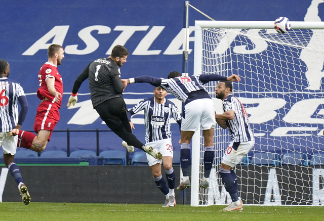 Kiper Liverpool, Alisson Becker saat mencetak gol ke gawang West Brom. Foto: Tim Keeton/Reuters