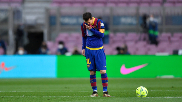 Ekspresi pemain Barcelona Lionel Messi saat kalah melawan Celta Vigo pada lanjutan Liga Spanyol di Camp Nou, Barcelona, Spanyol. Foto: Pau BARRENA / AFP