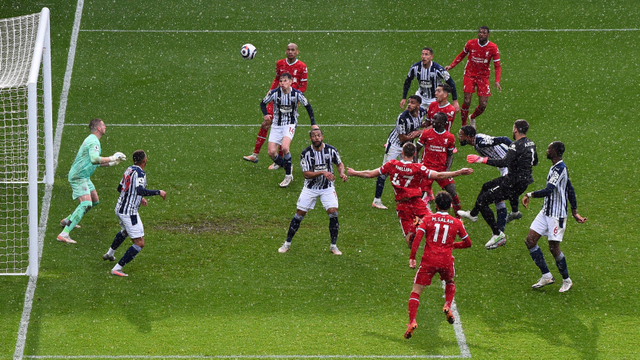 Penjaga gawang Liverpool, Alisson Becker saat mencetak gol ke gawang West Bromwich Albion. Foto: Laurence Griffiths/REUTERS