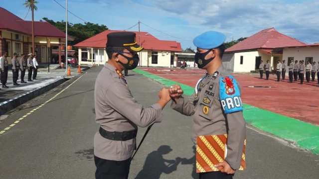 Kapolres Pasangkayu, AKBP Leo H. Siagian, memberikan penghargaan kepada personelnya yang berhasil mengungkap peredaran narkoba di pos perbatasan Sulbar-Sulteng. Foto: Dok. Polres Pasangkayu