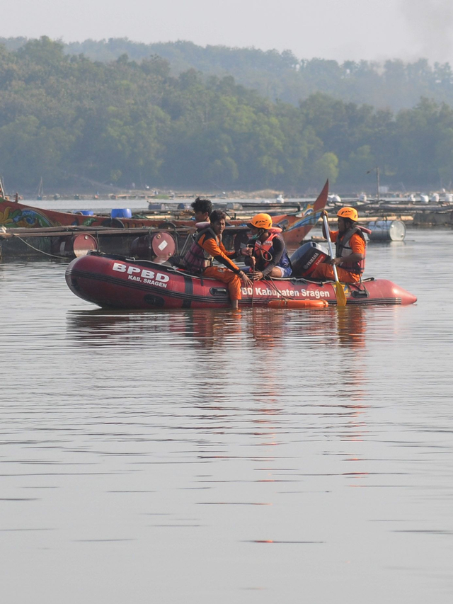 Tim SAR melakukan penyisiran mencari korban tenggelamnya perahu wisata air di Waduk Kedung Ombo, Boyolali, Jawa Tengah, Minggu (16/5/2021). Foto: Aloysius Jarot Nugroho//Antara Foto