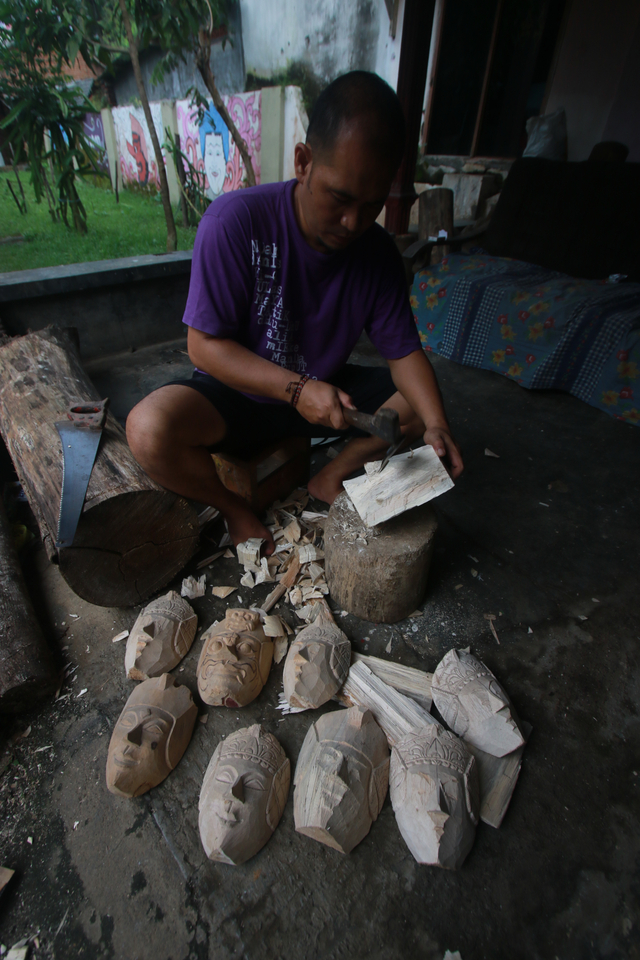 Foto: Padepokan Seni Topeng Malangan Asmoro Bangun di Tengah Pandemi (82526)