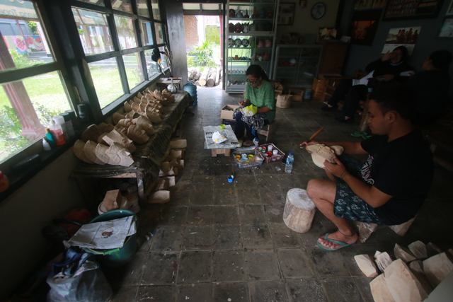 Foto: Padepokan Seni Topeng Malangan Asmoro Bangun di Tengah Pandemi (82527)