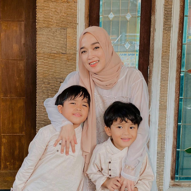 Ririe Fairus bersama dengan anak-anaknya. Foto: Instagram/Ririe Fairus