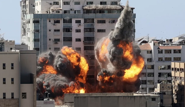 Gedung media di Jalur Gaza Palestina diserang Bom Israel. Foto: AFP/Mahmud Hams