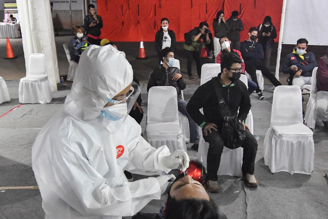 Petugas medis melakukan tes usap antigen kepada pemudik di Cikarang, Kabupaten Bekasi, Jawa Barat, Minggu (16/5/2021). Foto: Fakhri Hermansyah/Antara Foto