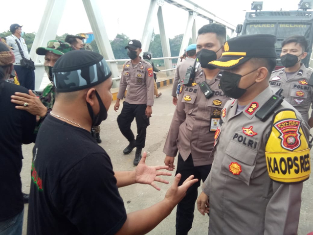 Petugas membubarkan perang petasan di Sungai Melawi, karena dinilai melanggar protokol kesehatan. Foto: Dok Hi!Pontianak