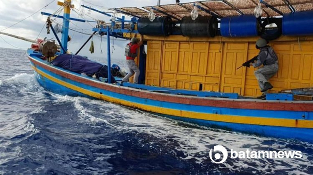 Petugas Bakamla melompat ke kapal ikan nelayan asing Vietnam yang melakukan Ilegal Fishing di Laut Natuna Utara. (Foto: ist/Batamnews)