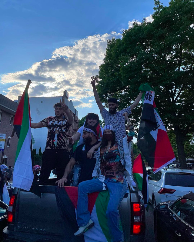 5 Potret Bella Hadid saat Turun ke Jalan Bela Kemerdekaan Palestina (217383)
