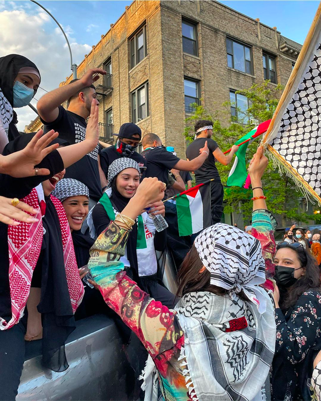 5 Potret Bella Hadid saat Turun ke Jalan Bela Kemerdekaan Palestina (217384)