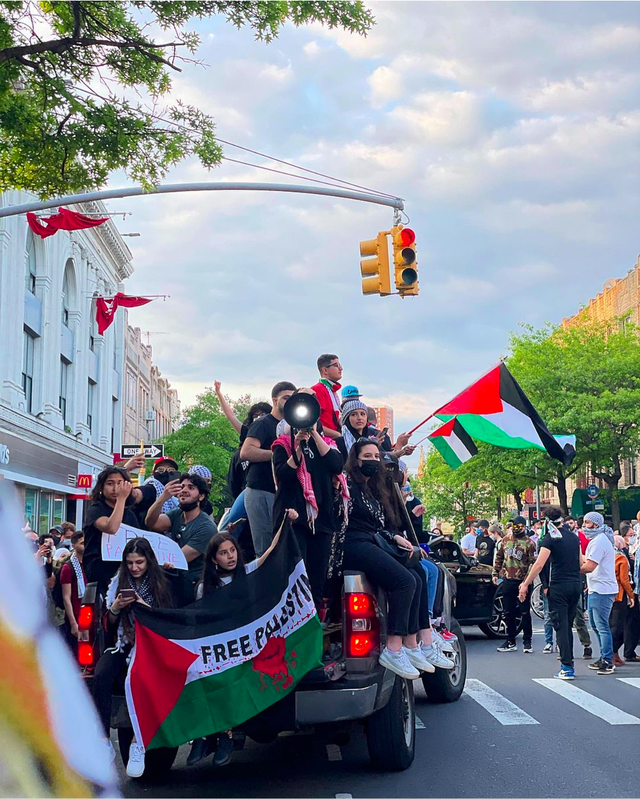 5 Potret Bella Hadid saat Turun ke Jalan Bela Kemerdekaan Palestina (217385)