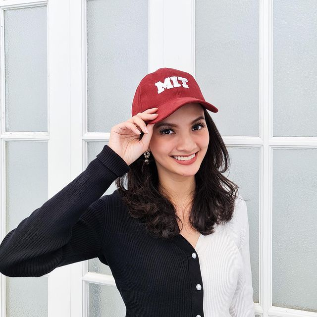 Sosok cantik kekasih Belva Devara, Sabrina Anggraini saat berpose mengenakan topi MIT. (Foto: Instagram/@sabrinaanggraini).