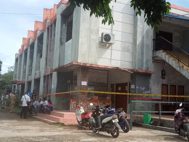 Kantor Disdukcapil Kota Sorong di police line, akibat semua komputer dicuri maling, foto : Istimewa