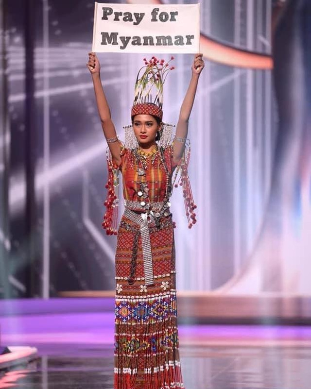 Miss Myanmar mengenakan kostum nasional di Miss Universe 2020 Foto: Instagram @thuzar_wintlwin