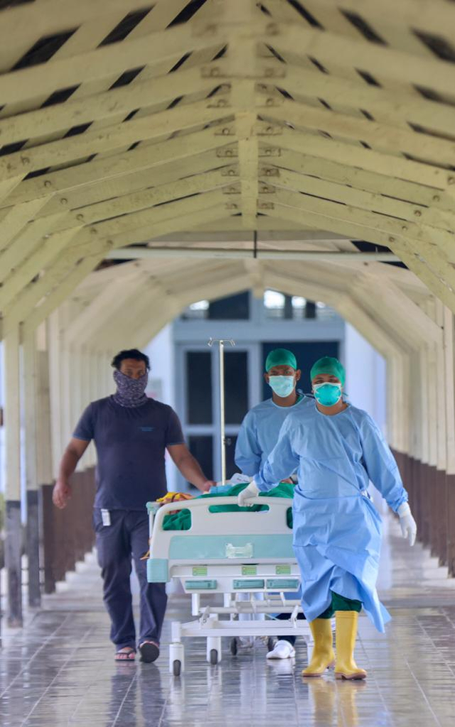 Membawa pasien untuk dites swab rutin di RSUDZA Banda Aceh. Foto: Suparta/acehkini